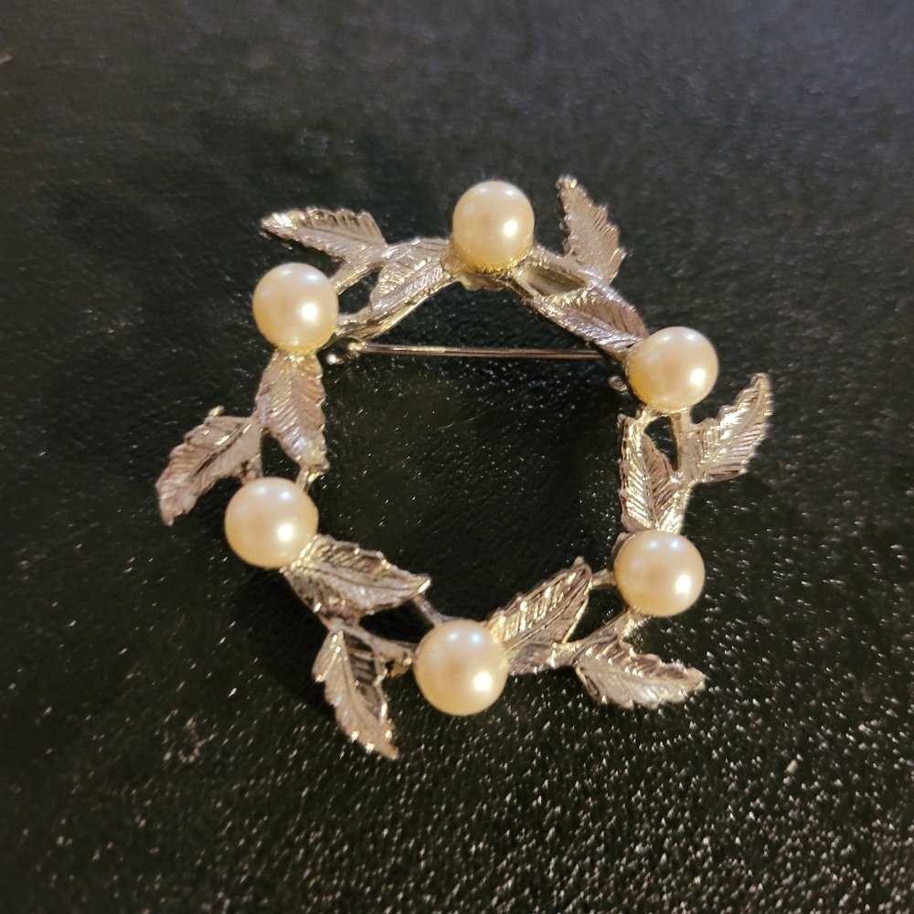 Vintage 1960s DFA DuBarry Fifth Avenue Faux Pearl Brushed Gold Wreath Brooch Pin